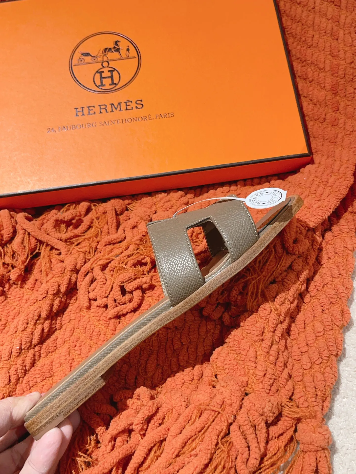 👟👟Ex-factory price 440👟👟 Hermes Hermes H slippers Oasis sandals series——————————Fashionable and versatile Super comfortable Every detail is made to the extreme Original swift calfskin Original 1:1 exclusive private mold upper/original leather outsole ▪️Packaging: Each pair of shoes comes with packaging ▪️SIZE: 35~42 (.40.41.42 customization is non-refundable and non-exchangeable)